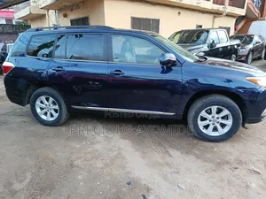 Toyota Highlander SE 2012 Blue