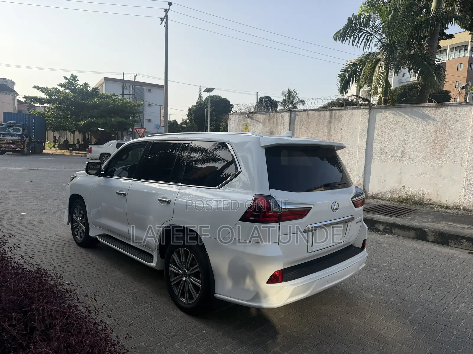 Lexus LX 570 AWD 2017 White