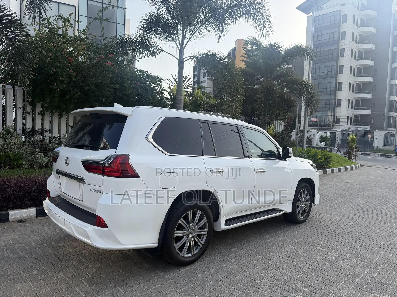 Lexus LX 570 AWD 2017 White