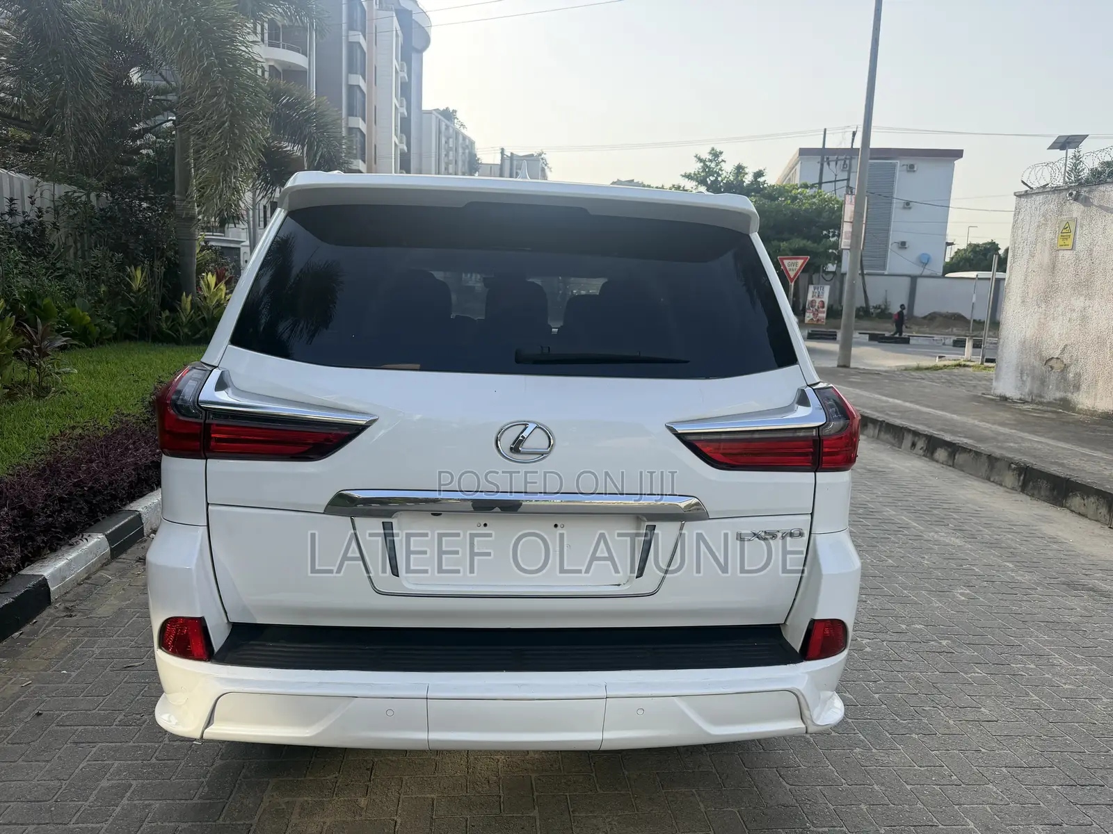 Lexus LX 570 AWD 2017 White