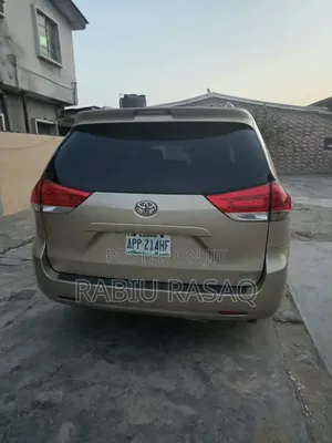 Toyota Sienna 2012 Gold