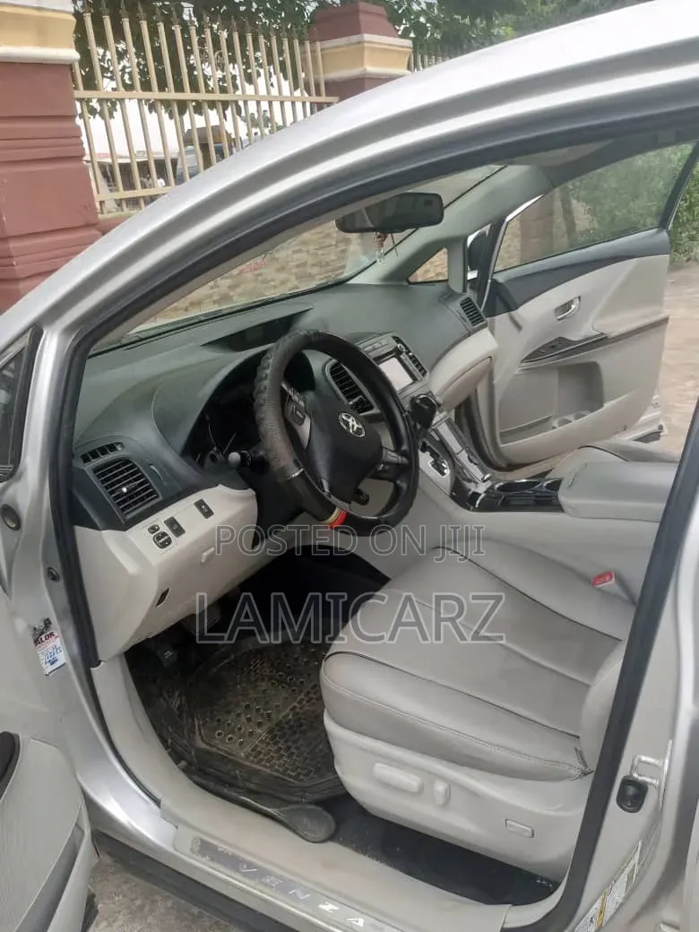 Toyota Venza 2011 Silver