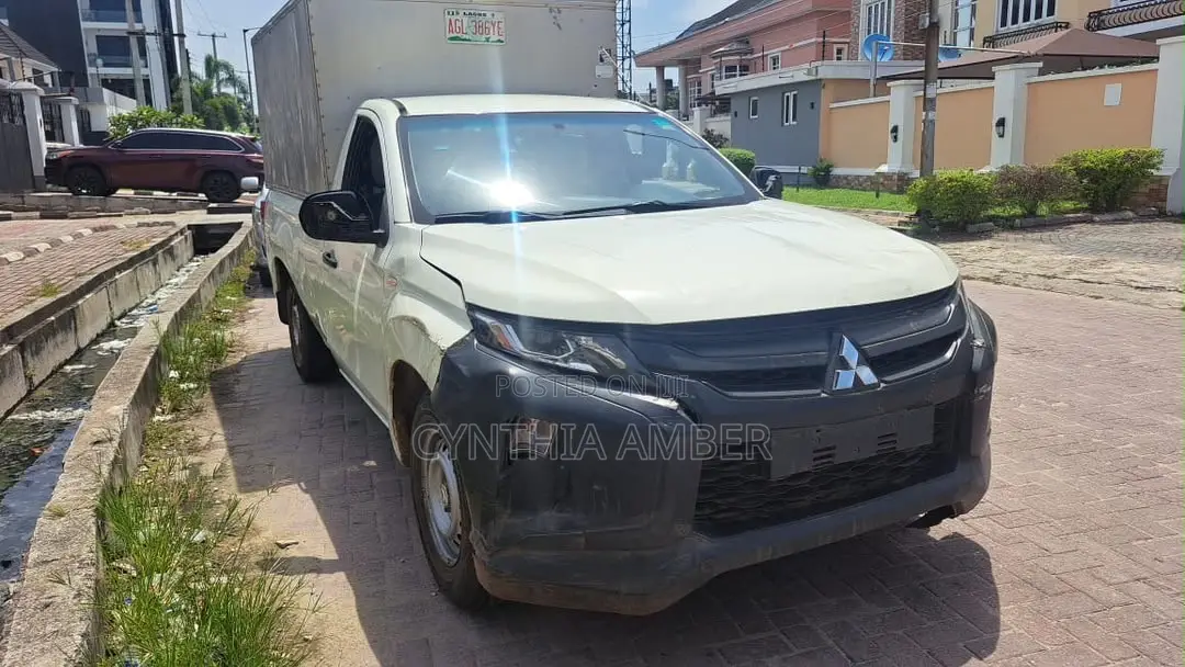 Mitsubishi L300 2012 Silver