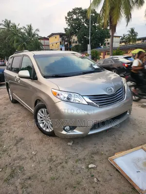 Toyota Sienna 2015 Gold
