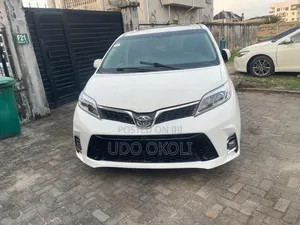 Toyota Sienna XLE 7-Passenger 4dr Minivan AWD (3.5L 6cyl 6A) 2015 White