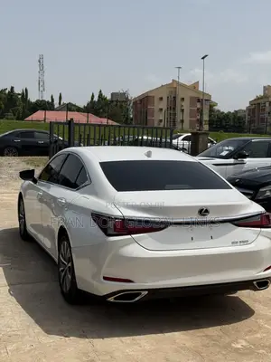 Lexus ES 350 FWD 2019 White