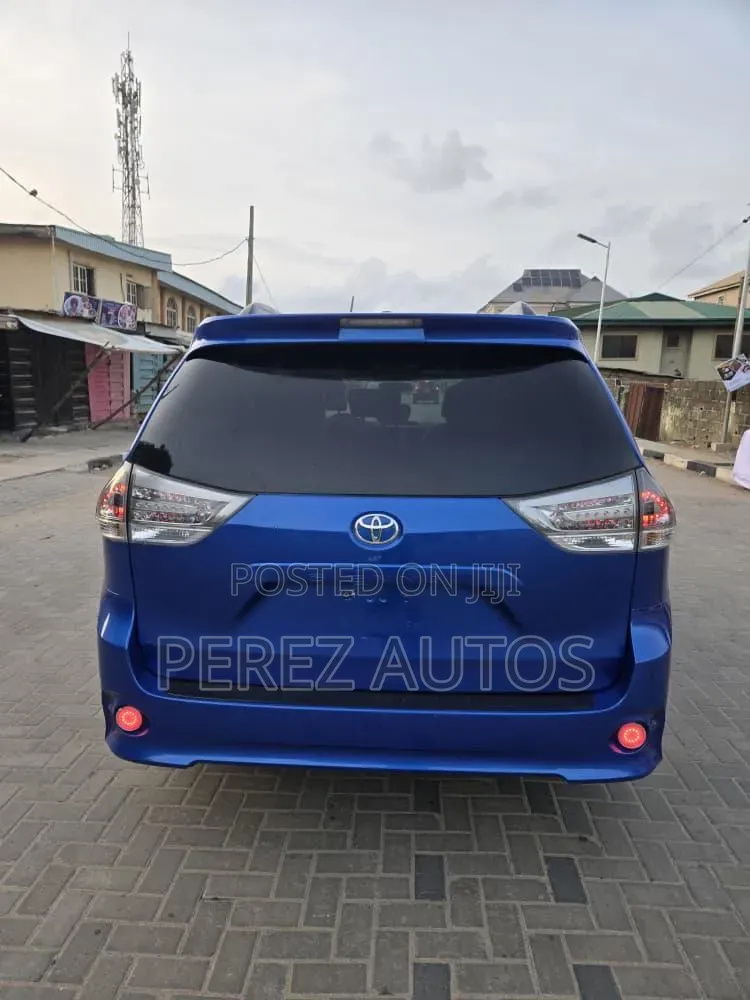 Toyota Sienna 2011 Blue