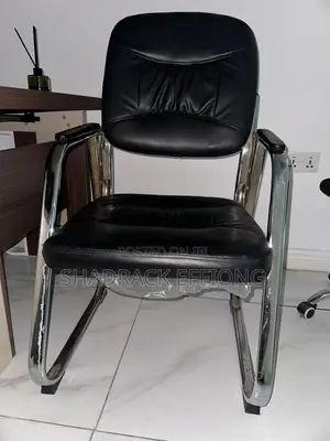 Comfortable Black Leatherette Visitor / Office Armchair (Chrome Base)