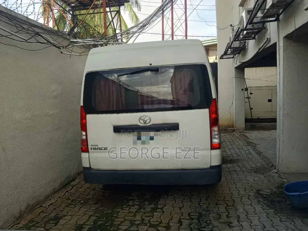 Toyota HiAce 2022 White