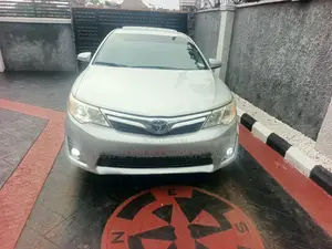 Toyota Camry XLE 4dr Sedan (2.5L 4cyl 6A) 2013 Silver