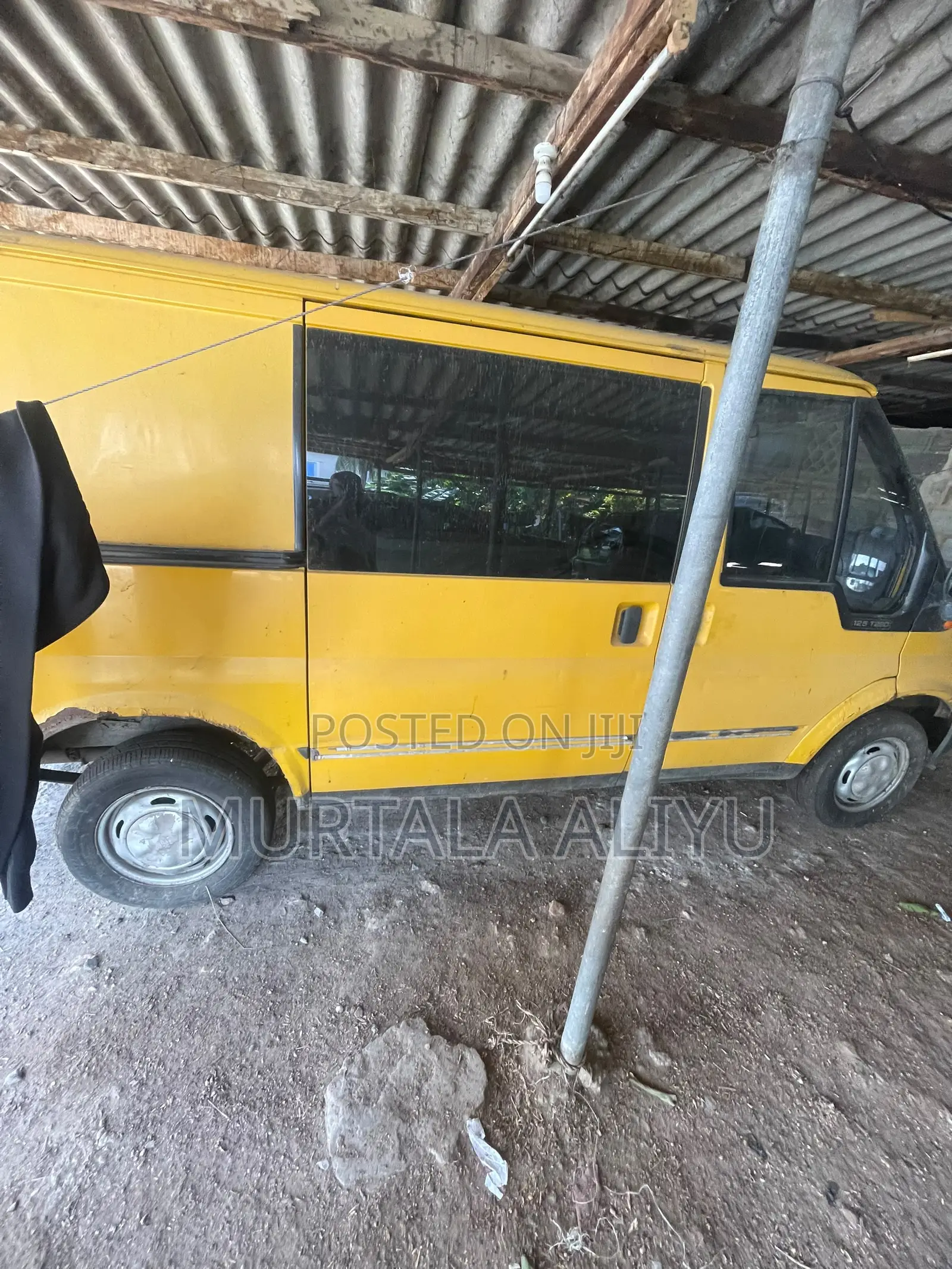 Ford Transit 2010 Yellow