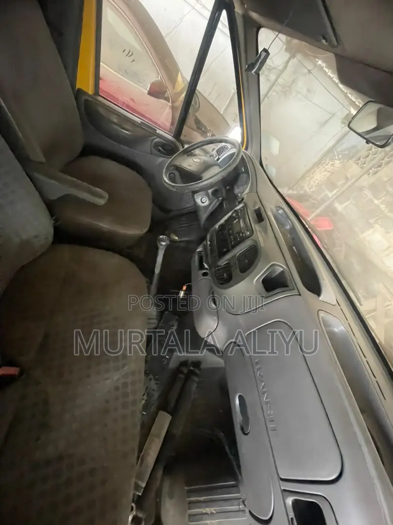 Ford Transit 2010 Yellow