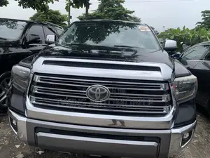 Toyota Tundra 1794 5.7L V8 4x4 CrewMax 5.6 ft. box 145.7 in. WB 2019