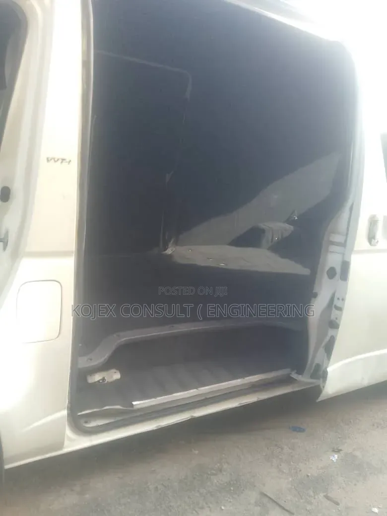 Toyota HiAce 2013 White