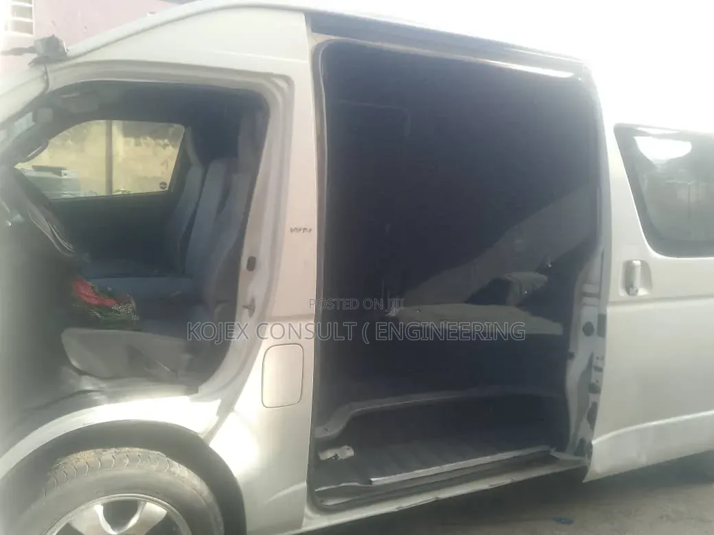 Toyota HiAce 2013 White
