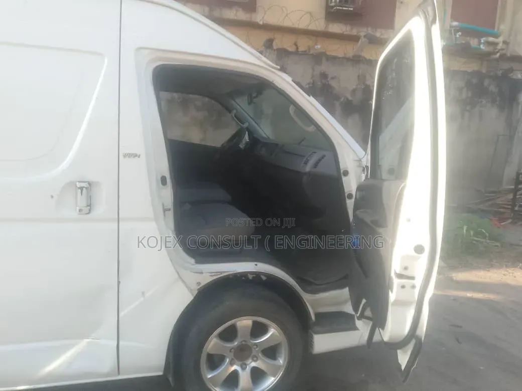 Toyota HiAce 2013 White