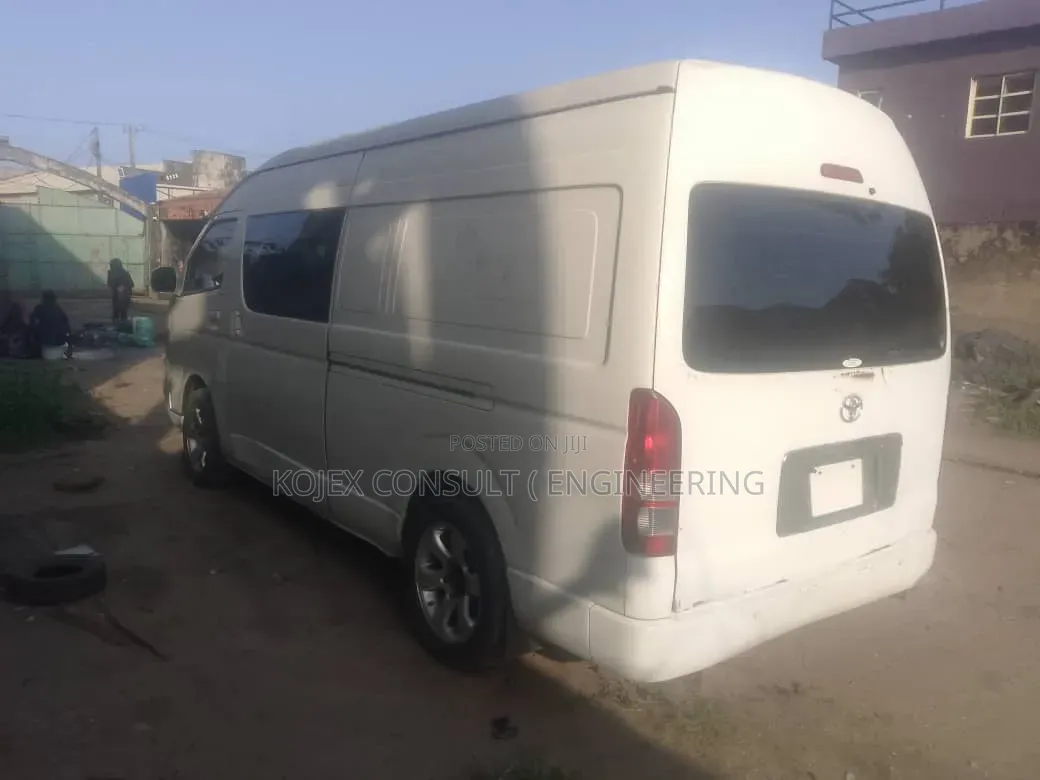 Toyota HiAce 2013 White