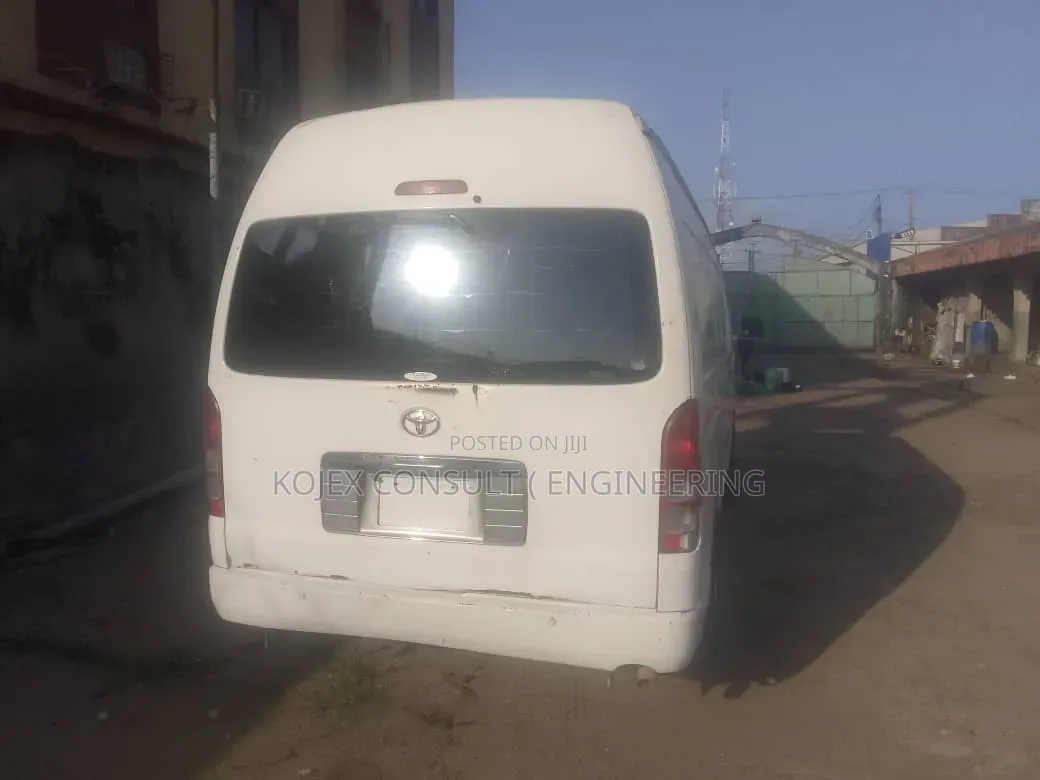 Toyota HiAce 2013 White