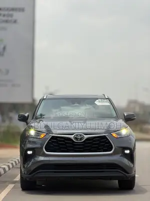 Toyota Highlander XLE 2022 Gray