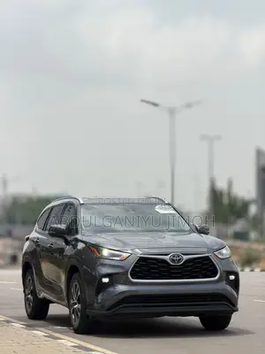 Toyota Highlander XLE 2022 Gray