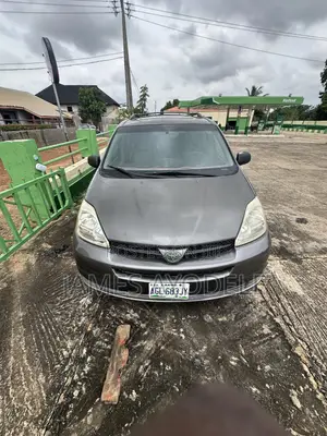 Toyota Sienna LE FWD (3.3L V6 5A) 2004 Gray
