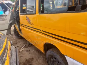 Volkswagen Transporter 2011 Yellow