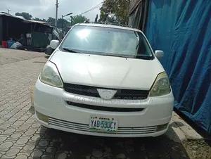 Toyota Sienna LE FWD 2006 White