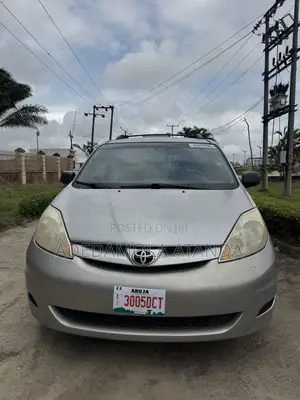 Toyota Sienna 2010 Silver