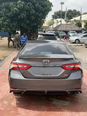 Toyota Camry SE FWD (2.5L 4cyl 8AM) 2018 Gray