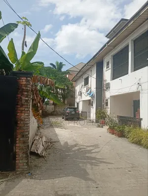 3bdrm Block of Flats in Off Olu Obasanjo for rent
