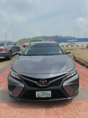 Toyota Camry SE FWD (2.5L 4cyl 8AM) 2018 Gray