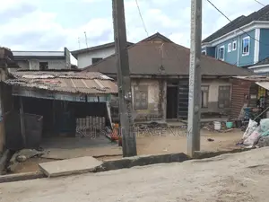 8bdrm Bungalow in Mushin for sale