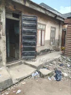 8bdrm Bungalow in Mushin for sale