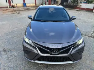 Toyota Camry SE FWD (2.5L 4cyl 8AM) 2018 Gray