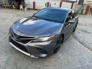 Toyota Camry SE FWD (2.5L 4cyl 8AM) 2018 Gray