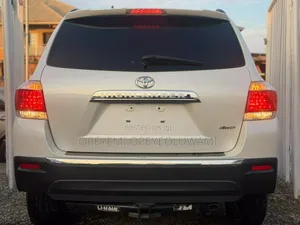 Toyota Highlander SE 2011 White
