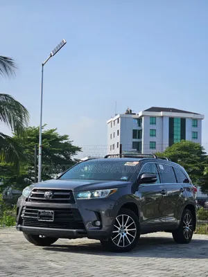 Toyota Highlander SE 4x4 V6 (3.5L 6cyl 8A) 2018 Gray