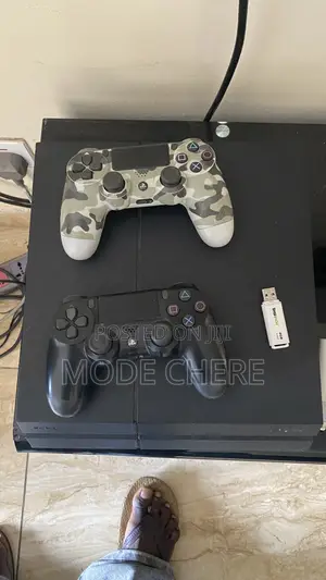 PLAYSTATION 4 Slim (Hacked)