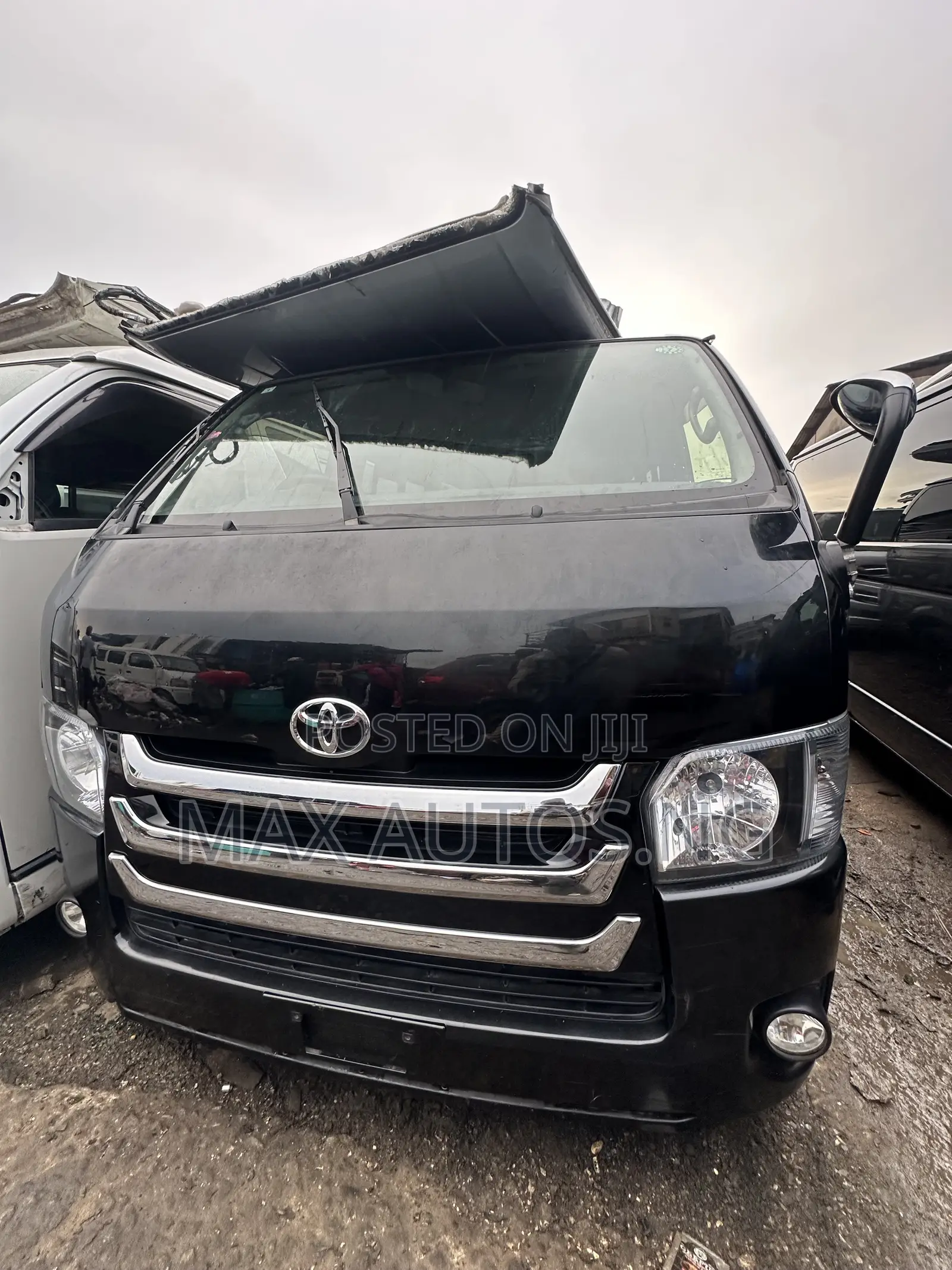 Toyota HiAce 2016 Black