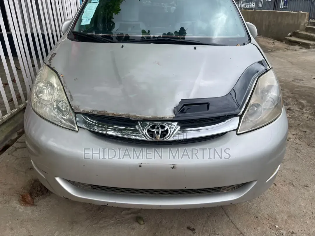 Toyota Sienna 2026 Gray