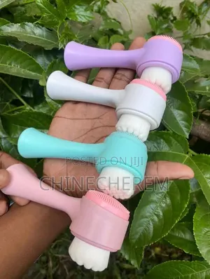 Aesthetic Facial Brush