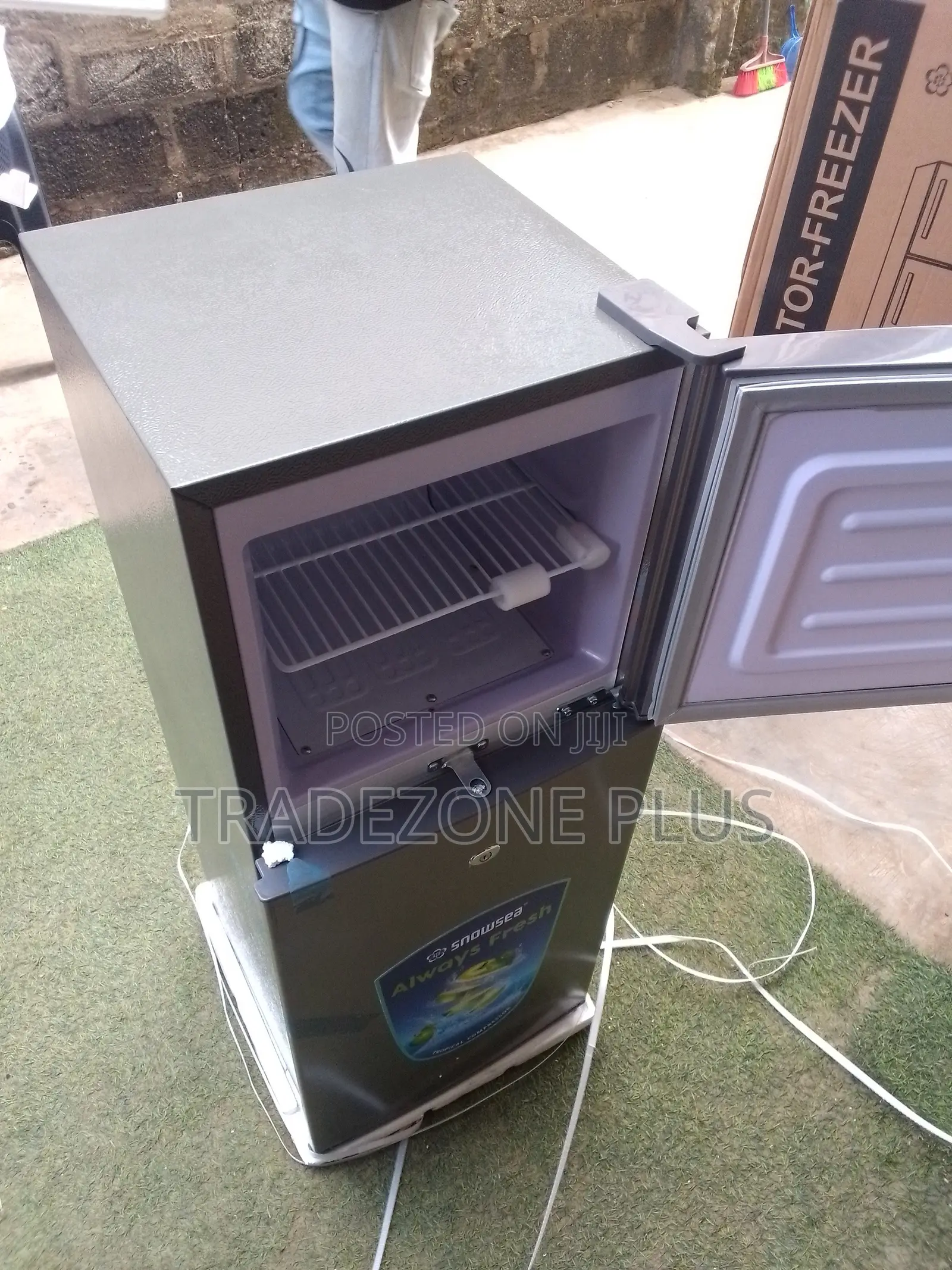 Snowsea 120L Refrigerator for Everyday Convenience