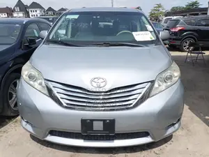 Toyota Sienna 2011 Silver