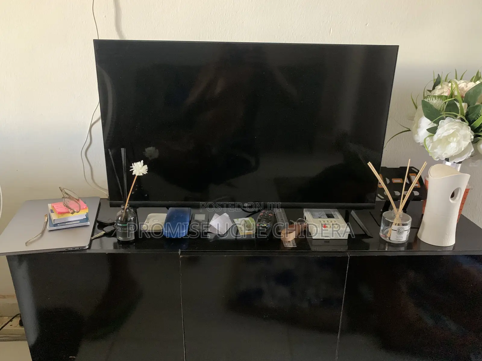 LG Smart TV (32") Plus TV Stand