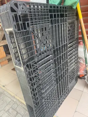 Heavy-Duty Plastic Pallet 130 × 110 Cm