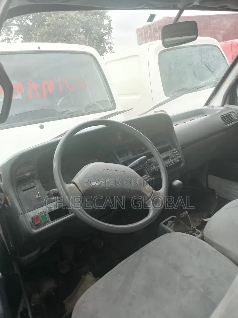 Toyota HiAce 1998 White
