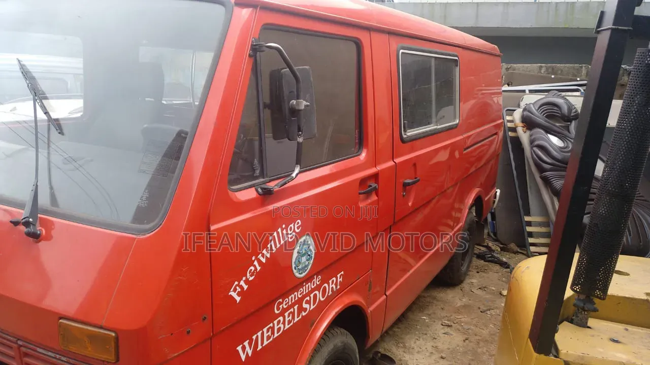 Volkswagen LT 2000 Red