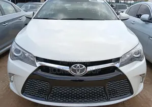 Toyota Camry SE w/Special Edition Pkg (2.5L 4cyl 6A) 2016 White