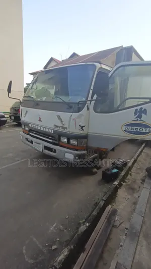 Mitsubishi Rigid Trucks 2004 White