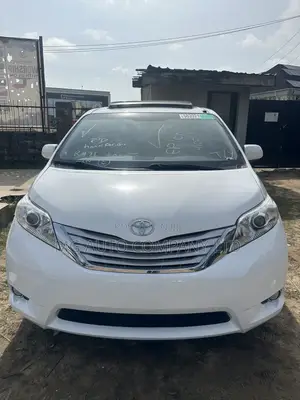 Toyota Sienna XLE 8-Passenger 4dr Minivan (3.5L 6cyl 6A) 2014 White